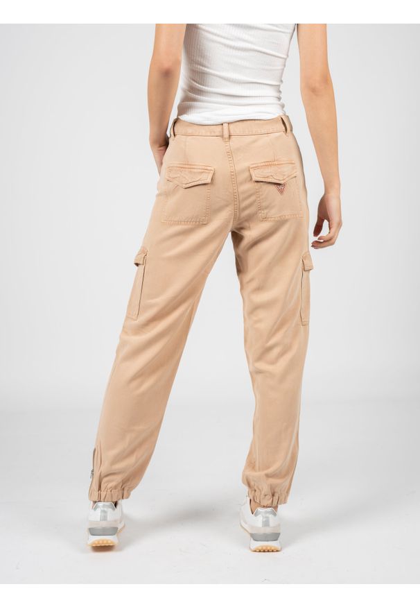 Guess Spodnie | W1GA20RDX70 | Kobieta | Różowy. Okazja: na co dzień. Kolor: różowy. Materiał: tkanina, skóra, włókno. Styl: casual