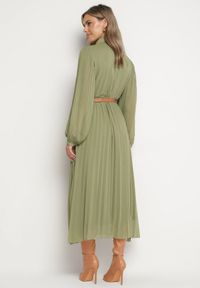 Born2be - Zielona Plisowana Sukienka o Koszulowym Kroju z Dodatkowym Paskiem Mialessa. Okazja: na co dzień. Kolor: zielony. Materiał: materiał. Typ sukienki: koszulowe. Styl: casual, elegancki, klasyczny #4