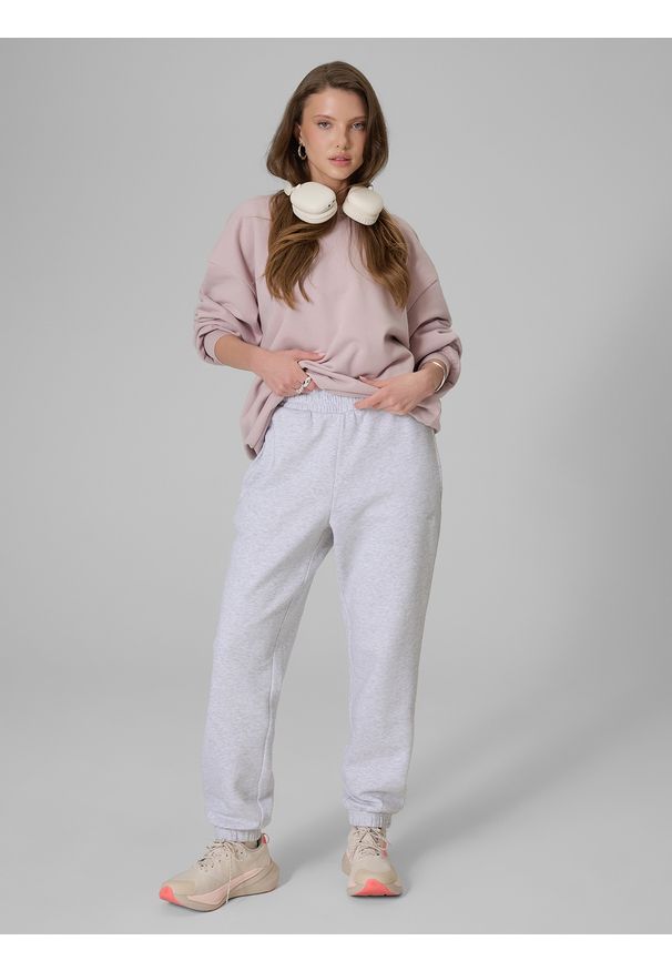 4f - 4F Bluza dresowa loose bez kaptura damska - różowa XS. Okazja: na co dzień. Typ kołnierza: bez kaptura. Kolor: różowy. Materiał: dresówka. Styl: casual