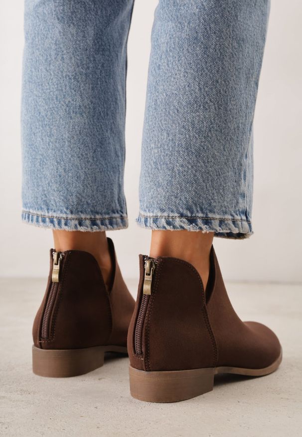 Renee - Brązowe Botki VICES Ozdobione Suwakiem i Wycięciami na Cholewce Fyserira. Okazja: na co dzień. Kolor: brązowy. Materiał: jeans. Szerokość cholewki: normalna. Wzór: aplikacja. Styl: casual