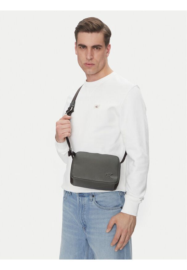 Calvin Klein Jeans Saszetka Cargo Camera Bag LV04G3081G Khaki. Kolor: brązowy. Materiał: skóra