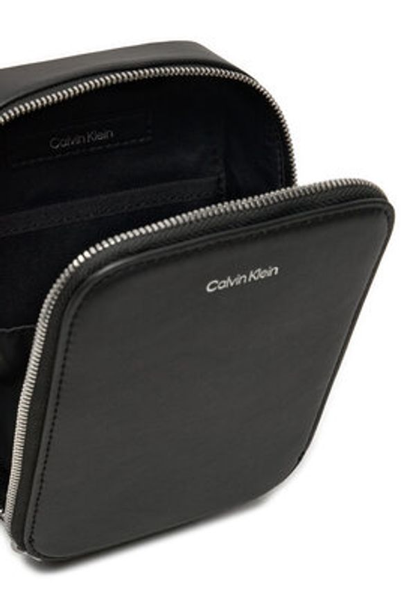 Calvin Klein Saszetka Ck Sleek Reporter Xs K50K512747 Czarny. Kolor: czarny. Materiał: skóra