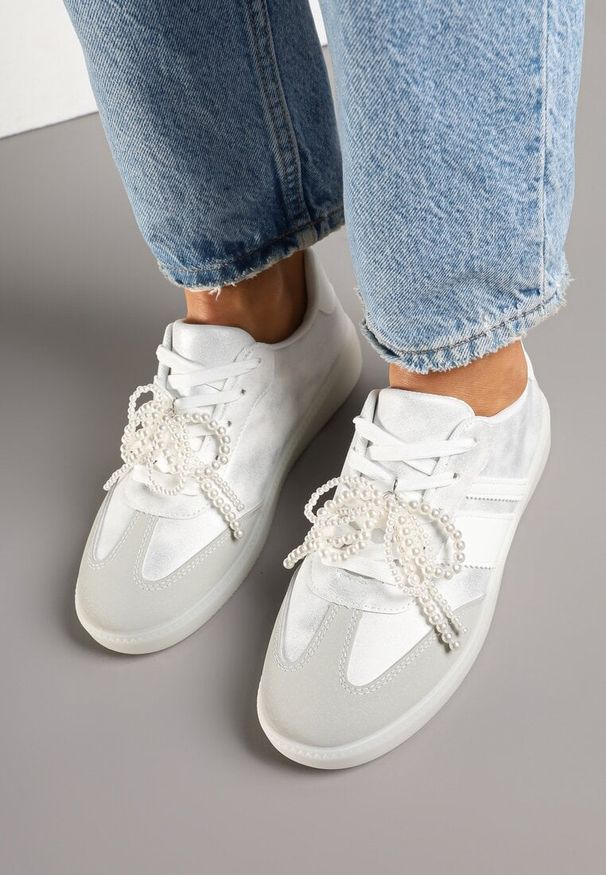 Renee - Srebrno-Szare Sneakersy Typu Kultowe Tenisówki ze Zdobieniem z Perłami Nalavia. Okazja: na co dzień. Kolor: srebrny. Materiał: jeans. Wzór: aplikacja