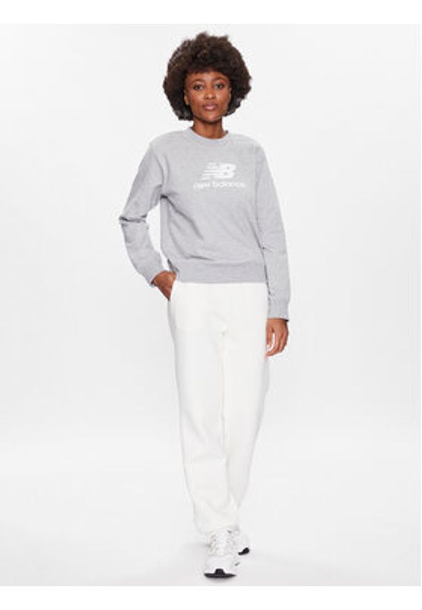 New Balance Bluza Essentials Stacked Logo WT31532 Szary Relaxed Fit. Kolor: szary. Materiał: bawełna, syntetyk