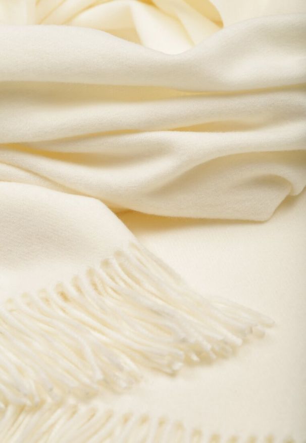 Born2be - Biały Szalik z Bawełną i Wiskozą Ozdobiony Frędzlami Siadortia. Okazja: na co dzień, na spotkanie biznesowe. Kolor: biały. Materiał: bawełna, wiskoza. Wzór: aplikacja. Styl: biznesowy, klasyczny, casual, elegancki