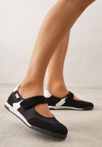 Renee - Czarne Tenisówki Typu Sneakeriny Ozdobione Napisem Emirinne. Okazja: na co dzień. Zapięcie: rzepy. Kolor: czarny. Wzór: aplikacja, napisy. Styl: casual, sportowy #5