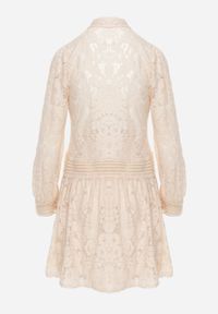 Renee - Jasnobeżowa Rozkloszowana Sukienka Koszulowa Rutty. Okazja: na randkę, na imprezę. Kolor: beżowy. Materiał: tkanina, koronka. Długość rękawa: długi rękaw. Wzór: ażurowy. Typ sukienki: koszulowe. Długość: mini #6