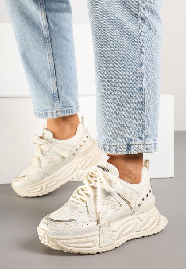 Renee - Beżowe Sneakersy na Platformie z Ozdobnym Tłoczeniem Lurine. Okazja: na co dzień. Zapięcie: sznurówki. Kolor: beżowy. Materiał: jeans. Obcas: na platformie