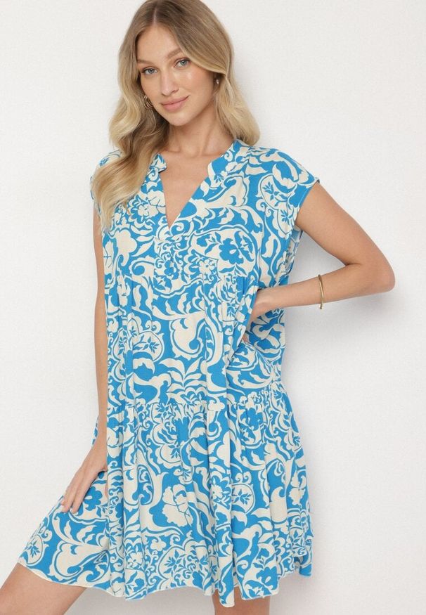 Born2be - Niebieska Bawełniana Sukienka o Kroju Oversize w Ornamentny Wzór Izelona. Okazja: na co dzień. Kolor: niebieski. Materiał: bawełna. Typ sukienki: oversize. Styl: klasyczny, casual