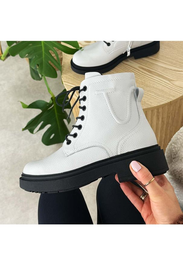 Skórzane wt botki damskie na traperze Sergio Leone Bt25248-S. Okazja: na co dzień. Nosek buta: okrągły. Zapięcie: sznurówki. Kolor: szary. Szerokość cholewki: normalna. Materiał: skóra. Sezon: zima, jesień. Obcas: na obcasie. Styl: klasyczny, casual