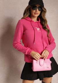 Renee - Różowa Ocieplona Bluza z Kapturem Ozdobiona Naszywką i Napisem Eirellia. Typ kołnierza: kaptur. Kolor: różowy. Materiał: polar, tkanina, dzianina. Wzór: aplikacja, napisy #5