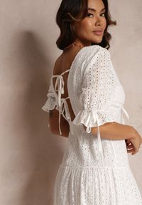 Renee - Biała Sukienka Evonia. Kolor: biały. Wzór: aplikacja, haft. Typ sukienki: rozkloszowane. Styl: boho. Długość: midi #4