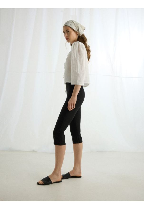 Reserved - Spodnie capri - czarny. Kolor: czarny. Materiał: dzianina, wiskoza