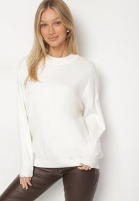 Born2be - Biały Gładki Sweter z Rękawami Typu Nietoperz Ralanevia. Okazja: do pracy, na co dzień. Kolor: biały. Wzór: gładki. Styl: casual #1