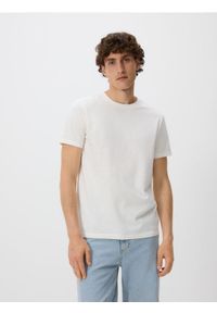 Reserved - Strukturalny t-shirt regular fit - złamana biel. Materiał: dzianina