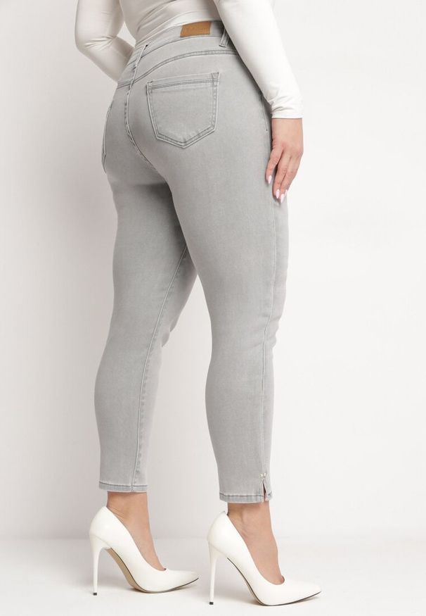 Born2be - Jasnoszare Jeansy o Dopasowanym Fasonie z Delikatnymi Rozcięciami na Końcu Nogawek Tidaris. Okazja: na co dzień. Kolor: szary. Wzór: aplikacja. Styl: casual, klasyczny, elegancki