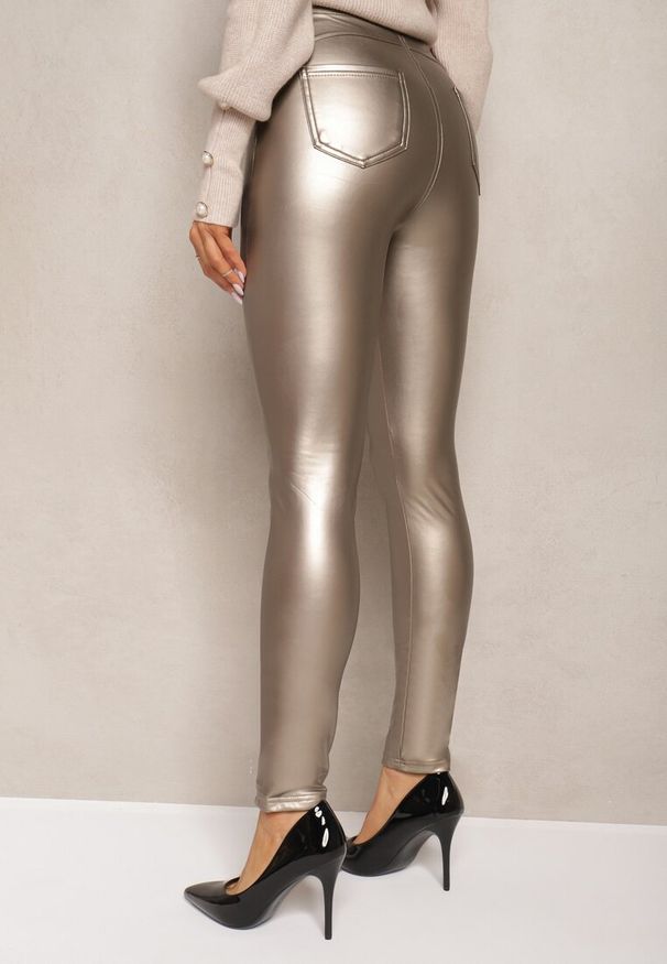 Renee - Złote Legginsy z Imitacji Skóry High Waist Noriel. Stan: podwyższony. Kolor: złoty. Materiał: skóra. Sezon: zima