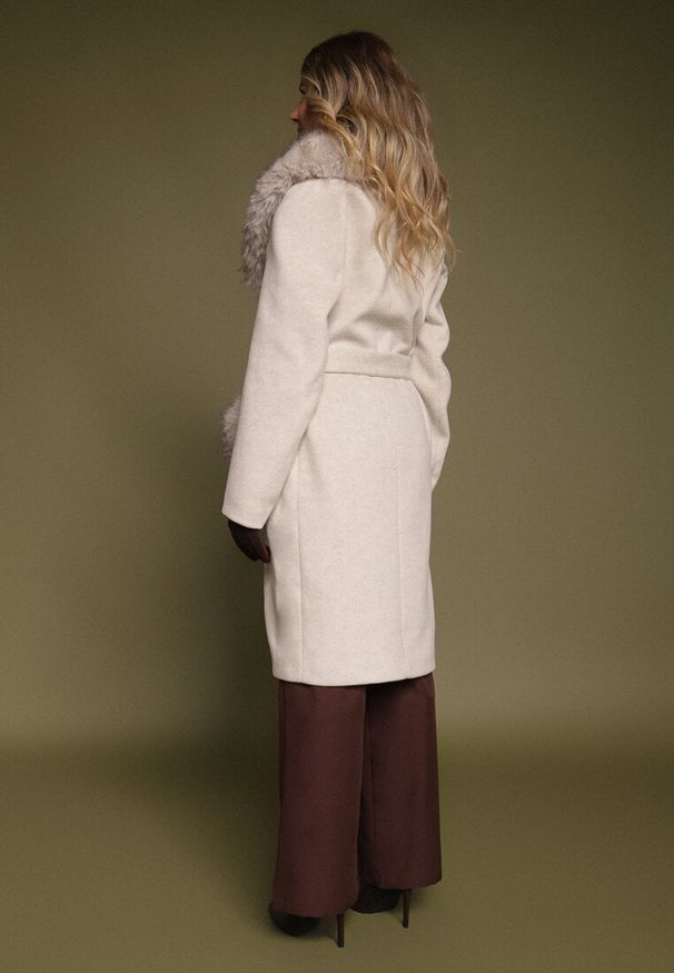 Born2be - Beżowy Płaszcz Wiązany w Talii z Futrzanym Kołnierzem i Kieszeniami Perrie. Okazja: na co dzień. Kolor: beżowy. Materiał: futro. Styl: elegancki, casual