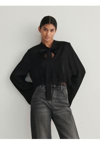 Reserved - Bluzka z ozdobnym wiązaniem - czarny. Kolor: czarny. Materiał: tkanina, wiskoza. Wzór: gładki #1