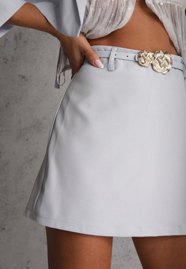 Renee - Niebieskie Spódnico-Szorty High Waist Ozdobione Metaliczną Aplikacją i Paskiem Retness. Okazja: na co dzień. Stan: podwyższony. Kolor: niebieski. Wzór: aplikacja. Styl: casual