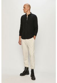 Lee Koszula jeansowa męska kolor czarny regular z kołnierzykiem button-down. Typ kołnierza: button down. Kolor: czarny. Materiał: jeans. Długość rękawa: długi rękaw. Długość: długie. Wzór: gładki