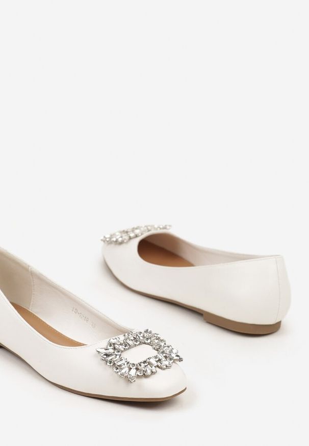 Born2be - Białe Płaskie Balerinki z Metalową Aplikacją Olivivia. Okazja: do pracy. Kolor: biały. Wzór: aplikacja. Obcas: na obcasie. Wysokość obcasa: niski