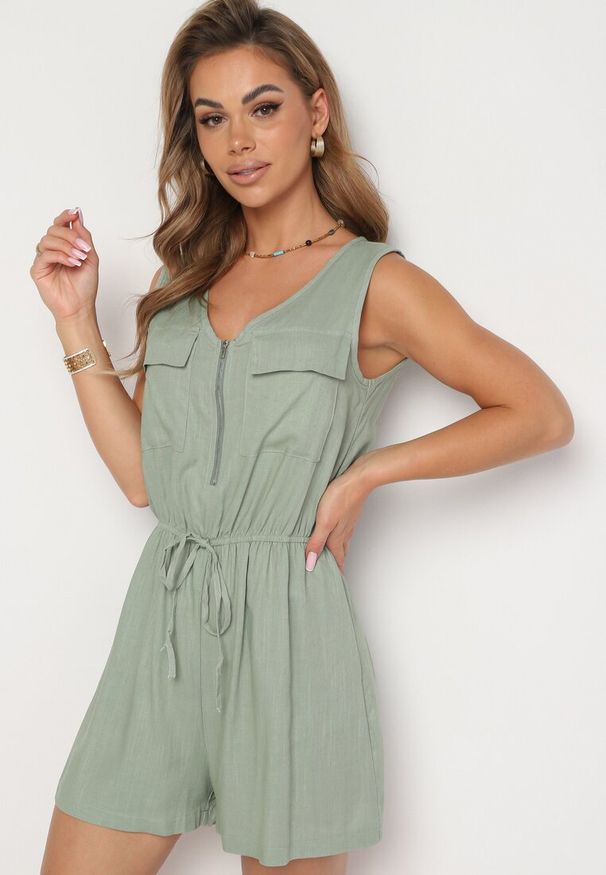 Born2be - Zielony Taliowany Bawełniany Kombinezon z Gumką w Pasie Zapinany na Suwak Tennea. Okazja: do pracy. Kolor: zielony. Materiał: bawełna. Długość: krótkie. Styl: elegancki, klasyczny