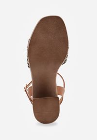 Renee - Czarne Plecione Sandały VICES na Słupku Stylizowanym na Drewniany Chasine. Nosek buta: otwarty. Zapięcie: sprzączka. Kolor: czarny. Materiał: zamsz, skóra. Sezon: lato. Obcas: na słupku. Wysokość obcasa: średni #3