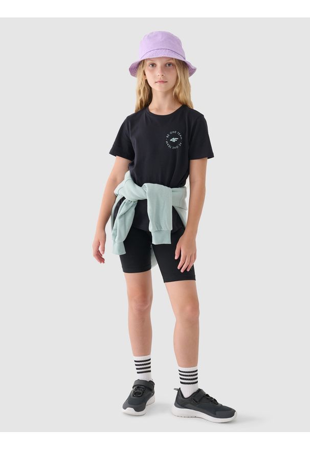 4f - 4F T-shirt z nadrukiem dziewczęcy - czarny 158 (12-13 lat). Okazja: na co dzień. Kolor: czarny. Materiał: bawełna, jersey, dzianina. Długość rękawa: krótki rękaw. Długość: krótkie. Wzór: nadruk. Sezon: lato. Styl: sportowy, klasyczny, casual