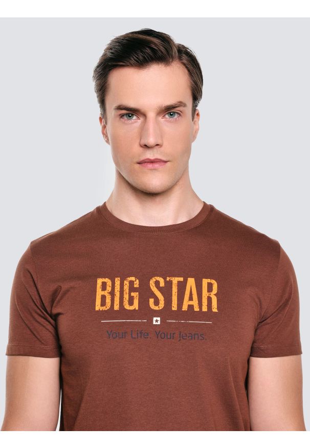 Big-Star - Koszulka męska o klasycznym kroju brązowa Bruno 804. Kolor: brązowy. Materiał: bawełna. Długość rękawa: krótki rękaw. Długość: krótkie. Wzór: nadruk, haft. Styl: klasyczny
