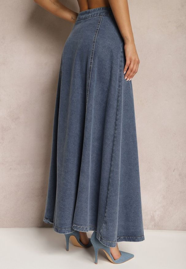 Renee - Granatowa Rozkloszowana Spódnica Jeansowa Maxi z Bawełny z Guzikami Brissa. Okazja: na co dzień. Kolor: niebieski. Materiał: jeans, bawełna. Wzór: aplikacja. Styl: casual