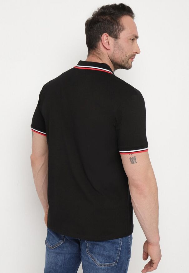 Born2be - Czarna Koszulka o Fasonie Polo z Guzikami Timarie. Okazja: na spotkanie biznesowe. Typ kołnierza: polo. Kolor: czarny. Materiał: dresówka. Styl: elegancki, klasyczny, biznesowy