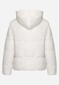 Born2be - Biała Pikowana Kurtka z Kapturem Mivuna. Okazja: na co dzień. Typ kołnierza: kaptur. Kolor: biały. Materiał: jeans. Długość: krótkie. Styl: casual #3