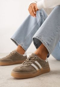 Renee - Ciemnobeżowe Sneakersy Typu Tenisówki z Zamszu Naturalnego Ozdobione Paskami Tarinella. Okazja: na co dzień. Zapięcie: pasek. Kolor: beżowy. Materiał: zamsz. Wzór: aplikacja #1