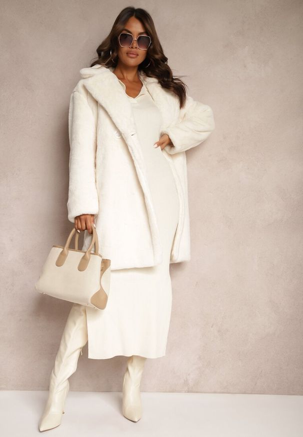 Renee - Jasnobeżowy Płaszcz z Puszystego Futerka Kaithlin. Okazja: na co dzień. Kolekcja: plus size. Kolor: beżowy. Materiał: futro. Długość rękawa: długi rękaw. Długość: długie. Sezon: zima, jesień. Styl: casual, elegancki