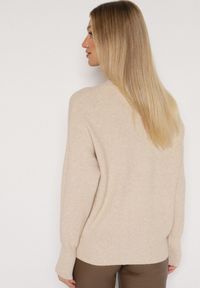 Born2be - Beżowy Sweter z Domieszką Kaszmiru z Dekoltem w Serek Feralaine. Okazja: na co dzień, na spotkanie biznesowe. Typ kołnierza: dekolt w serek. Kolor: beżowy. Materiał: kaszmir. Styl: klasyczny, casual, elegancki, biznesowy #4
