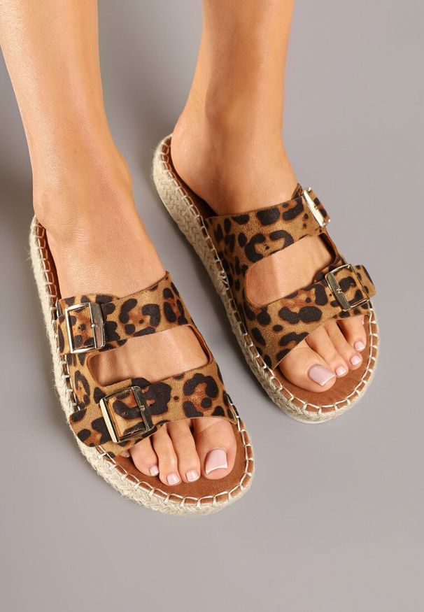 Renee - Panterkowe Klapki z Klamrami i Jutową Plecionką Karinn. Okazja: na co dzień, na spacer. Materiał: len. Sezon: lato. Obcas: na platformie. Styl: elegancki, casual