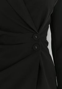 Born2be - Czarna Sukienka Ionitheme. Okazja: do pracy, na spotkanie biznesowe. Typ kołnierza: dekolt w serek. Kolor: czarny. Styl: biznesowy, klasyczny, elegancki #2