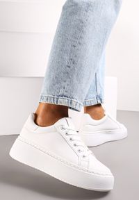 Born2be - Białe Sneakersy na Platformie Berdolina. Okazja: na co dzień. Kolor: biały. Materiał: jeans. Obcas: na platformie #2