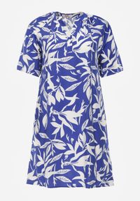 Born2be - Niebieska Pudełkowa Sukienka z Wiskozy w Roślinny Wzór z Guzikami przy Dekolcie Acosia. Okazja: na co dzień. Kolekcja: plus size. Kolor: niebieski. Materiał: wiskoza. Typ sukienki: proste, dla puszystych. Styl: elegancki, klasyczny, casual #6