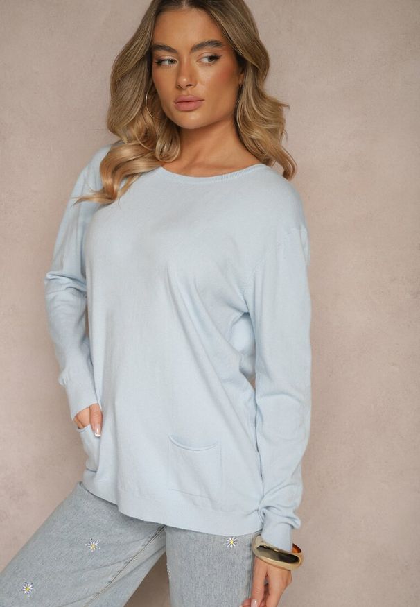 Renee - Jasnoniebieski Sweter z Kaszmirem Ozdobiony Kieszeniami Saniswena. Kolor: niebieski. Materiał: kaszmir. Długość rękawa: długi rękaw. Długość: długie. Wzór: aplikacja. Styl: klasyczny, elegancki
