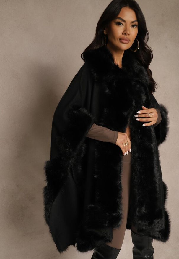 Renee - Czarne Ponczo z Wiskozą Wełną i Futerkiem Mevicia. Okazja: na co dzień, na imprezę. Kolor: czarny. Materiał: wełna, wiskoza, futro. Wzór: aplikacja. Styl: klasyczny, casual, elegancki