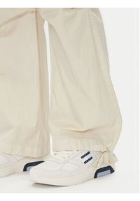 Tommy Jeans Spodnie materiałowe Tjw Cargo Relaxed Straight DW0DW20350 Beżowy Relaxed Fit. Kolor: beżowy. Materiał: bawełna
