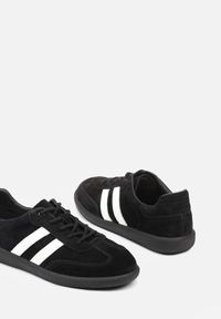 Renee - Czarno-Białe Płaskie Sneakersy ze Skóry Naturalnej z Ozdobnymi Paskami Nelarielis. Okazja: na spacer, na co dzień. Zapięcie: pasek. Kolor: czarny. Materiał: skóra. Wzór: paski. Sport: turystyka piesza #4