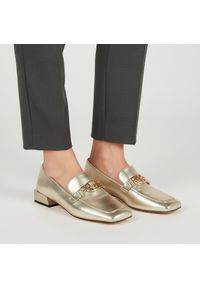 Półbuty damskie S.Barski, cholewka skóra naturalna metalizowana niski fason zaokrąglony nosek ozdobny metalowy element na podbiciu stabilny obcas blo. Kolor: złoty. Materiał: skóra. Szerokość cholewki: normalna. Obcas: na obcasie. Wysokość obcasa: średni #1