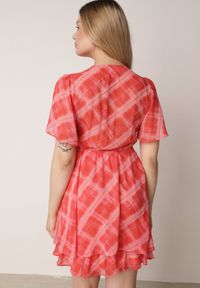 Born2be - Różowa Kopertowa Sukienka z Rozkloszowanym Dołem i Geometrycznym Wzorem Brizlea. Okazja: na co dzień, do pracy. Typ kołnierza: dekolt kopertowy. Kolor: różowy. Materiał: poliester. Wzór: geometria. Typ sukienki: kopertowe. Styl: casual, klasyczny #8