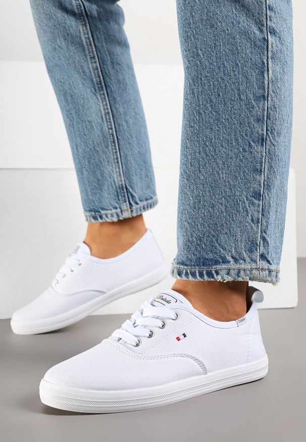 Renee - Białe Basicowe Tenisówki Vices Hallriva. Okazja: na co dzień. Zapięcie: sznurówki. Kolor: biały. Materiał: jeans. Styl: klasyczny, elegancki, casual