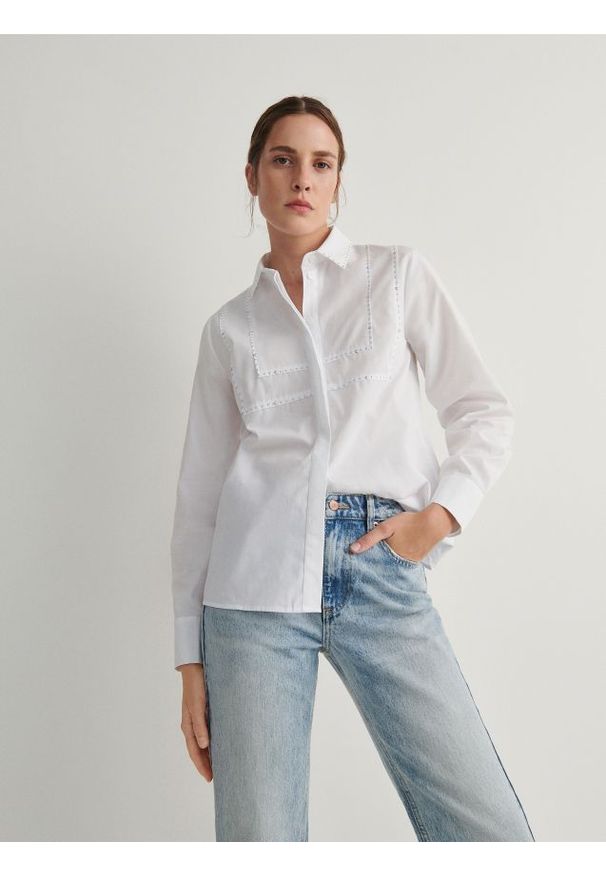 Reserved - Koszula z ozdobnymi aplikacjami - biały. Kolor: biały. Materiał: bawełna, tkanina. Wzór: aplikacja