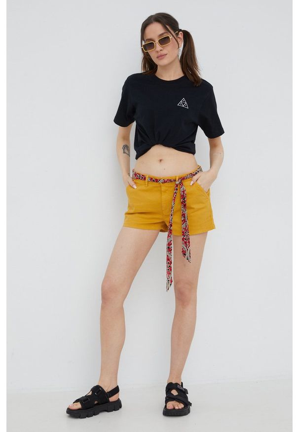Superdry szorty damskie kolor żółty gładkie medium waist. Okazja: na co dzień. Kolor: żółty. Materiał: bawełna. Wzór: gładki. Styl: casual
