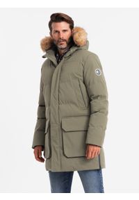 Ombre Clothing - Długa męska kurtka parka z rozpinanym dołem – ciemnooliwkowa V4 - Rozmiar: L. Typ kołnierza: kołnierzyk stójkowy. Kolor: oliwkowy. Materiał: guma, tkanina, futro, poliester, materiał, syntetyk. Długość: długie. Wzór: gładki, aplikacja